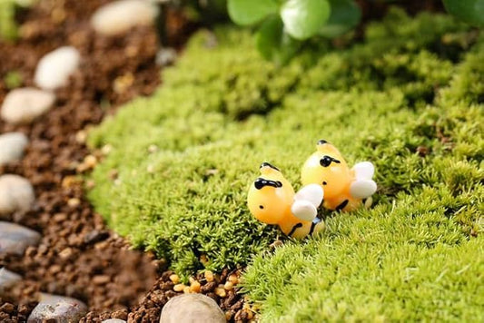 50PCS Micro Landscape Bee Mini Resin Bee Figurines Miniature Bees for DIY Fairy Garden Miniature Moss Landscape