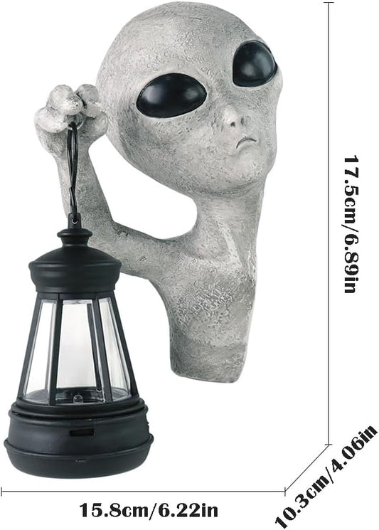 Alien Tree Hugger with Solar Lantern, Funny Alien Garden Statue Tree Peeker Resin Sculpture Outdoor Decor for Patio Lawn Yard Ornaments