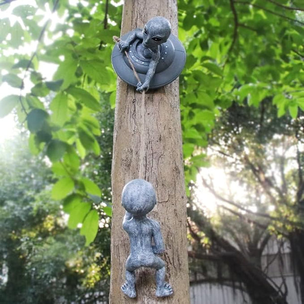 Alien Tree Huggers Decorations Tree Sculptures Figurines - Aliens Climbing Rope Statues for Garden Decor Outdoor Whimsical Tree Ornaments - 2pcs Dreamy Garden Yard Art Decoration