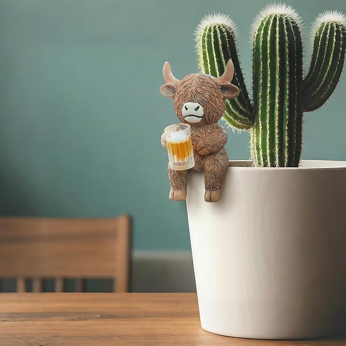 Highland Cow Statue Highland Cow Figurine Plant Pot Hanger Hugger, Resin Highland Cow with Beer Ornament Garden Decor for Yard Lawn, for Plant Parents