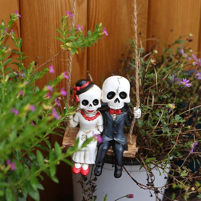 Swing Skeleton Couple Garden Statue Outdoor Halloween Decor, 3.3 Inch Cute Skull Figurine Resin Sculpture Funny Tree Hanging Ornaments for Patio Lawn Yard