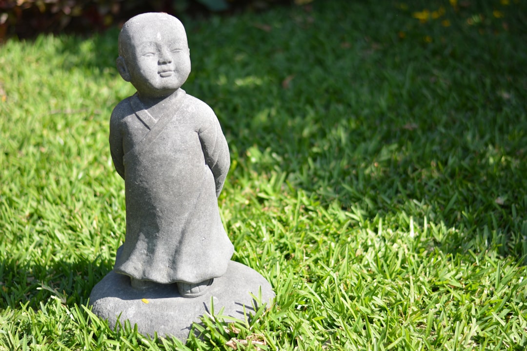 Cast Stone Garden Statues: How to Choose the Right One for a Front Yard