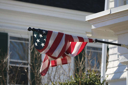 Garden Flag vs Yard Sign: Best Curb Appeal for a Rental Front Yard