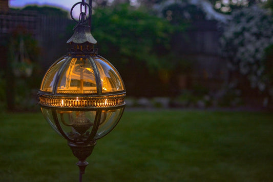 Solar Pathway Lights vs Lanterns: Best Rental Patio Lighting Choice