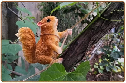 Climbing Squirrel Tree Hugger Garden Squirrel Statue Resin Animal Sculpture Yard Decor for Outside, Funny Tree Climber Figurine Outdoor Patio Lawn Decor, Housewarming Gifts