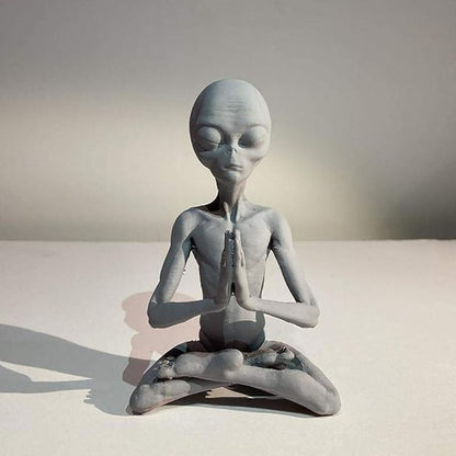 Zerodis Meditating Statue Garden Art Sculpture, Unique Retro Color Handmade with Environmentally Friendly Resin Indoor Outdoor Decor Gift (Meditation Alien)