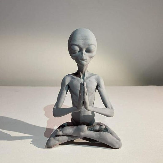 Zerodis Meditating Statue Garden Art Sculpture, Unique Retro Color Handmade with Environmentally Friendly Resin Indoor Outdoor Decor Gift (Meditation Alien)