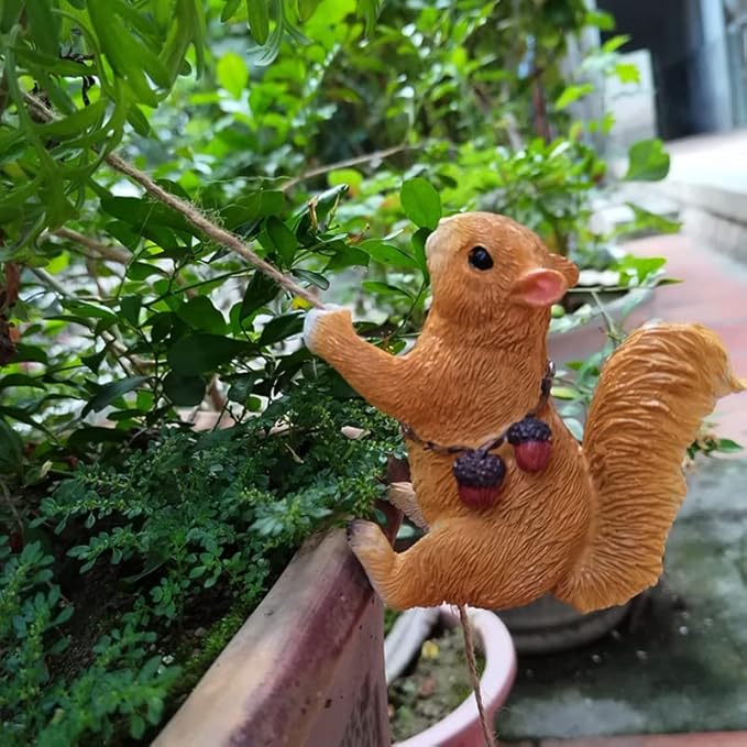 Climbing Squirrel Tree Hugger Garden Squirrel Statue Resin Animal Sculpture Yard Decor for Outside, Funny Tree Climber Figurine Outdoor Patio Lawn Decor, Housewarming Gifts