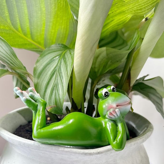 Cute Climbing Frog Figurines Flower Pot Hugger Resin Hanging Frog Sculpture Outdoor Statue Plant Pot Decorations for Home Garden Fence Balcony Patio Lawn Yard Ornaments (Lying)