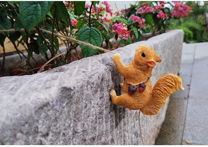 Climbing Squirrel Tree Hugger Garden Squirrel Statue Resin Animal Sculpture Yard Decor for Outside, Funny Tree Climber Figurine Outdoor Patio Lawn Decor, Housewarming Gifts
