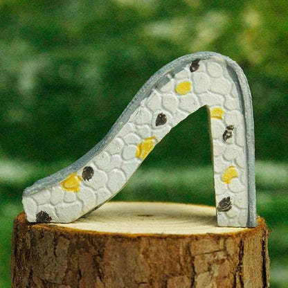 Decorative Garden Stake Small Decorative Items, Curved Metal Path Marker, White with Yellow and Black Honeycomb Pattern, 5 Inch