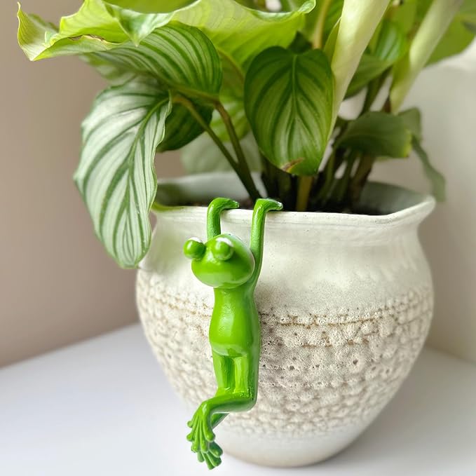Cute Climbing Frog Figurines Flower Pot Hugger Resin Hanging Frog Sculpture Outdoor Statue Plant Pot Decorations for Home Garden Fence Balcony Patio Lawn Yard Ornaments (Front)