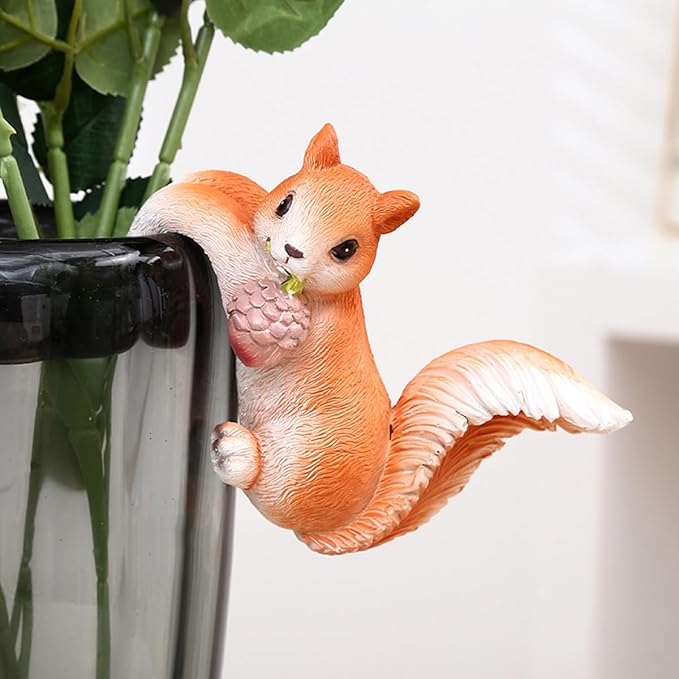 Set of 2 Cute Squirrel Figurines Hanging Animal Statue for Planters, Resin Climbing Sculpture Pot Hugger Outdoor Décor for Flower Pot Fence Garden Patio Lawn Yard Ornaments