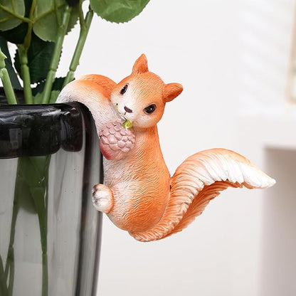 Set of 2 Cute Squirrel Figurines Hanging Animal Statue for Planters, Resin Climbing Sculpture Pot Hugger Outdoor Décor for Flower Pot Fence Garden Patio Lawn Yard Ornaments