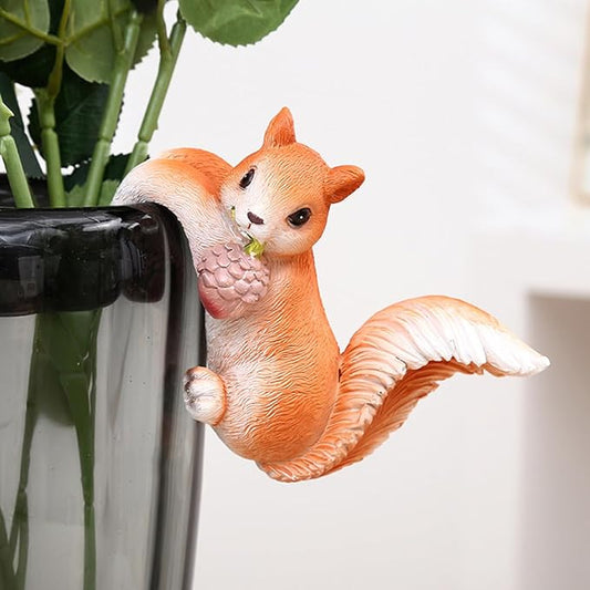 Set of 2 Cute Squirrel Figurines Hanging Animal Statue for Planters, Resin Climbing Sculpture Pot Hugger Outdoor Décor for Flower Pot Fence Garden Patio Lawn Yard Ornaments