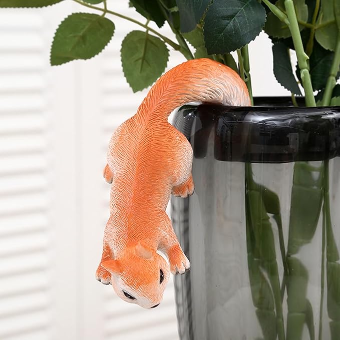 Set of 2 Cute Squirrel Figurines Hanging Animal Statue for Planters, Resin Climbing Sculpture Pot Hugger Outdoor Décor for Flower Pot Fence Garden Patio Lawn Yard Ornaments