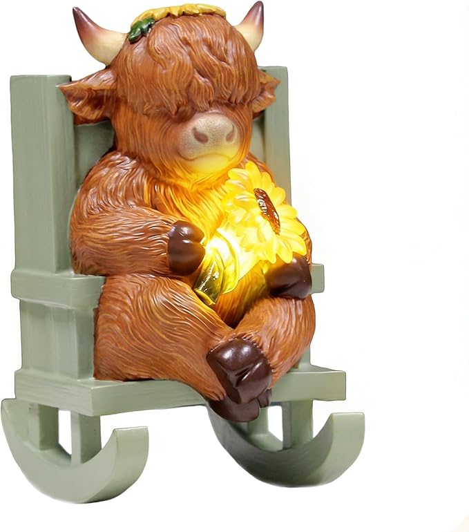 Solar Garden Statues Highland Cow Garden Decor Resin Highland Cow Statue with Light Animal Figurine Outdoor Yard Patio Lawn Decoration Housewarming Gardening Gifts for Women 3.5 * 5 * 6.5 in