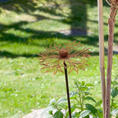 Vintage Rusty Cornflower Statue Stake 12 Inch Metal Artistic Wire Art Decor Rustic Garden Sculptures for Lawns Yard Patio Home Farmhouse Decorations (Rusty)
