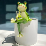 Funny Drinking Frog Statue Flower Pot Hugger Resin Hanging Frog Figurine Planter Pot Decorations for Home Garden Fence Balcony Patio Lawn Yard Ornaments (Drinking Juice)