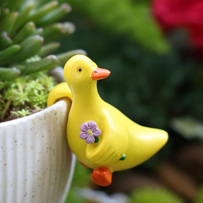 Set of 2 Cute Climbing Duck Statues Flower Pot Hugger, Resin Hanging Animals Figurine Outdoor Planter Pot Decorations for Home Garden Patio Lawn Yard Ornaments