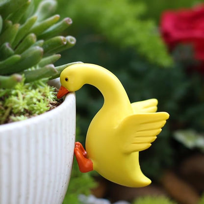 Set of 2 Cute Climbing Duck Statues Flower Pot Hugger, Resin Hanging Animals Figurine Outdoor Planter Pot Decorations for Home Garden Patio Lawn Yard Ornaments