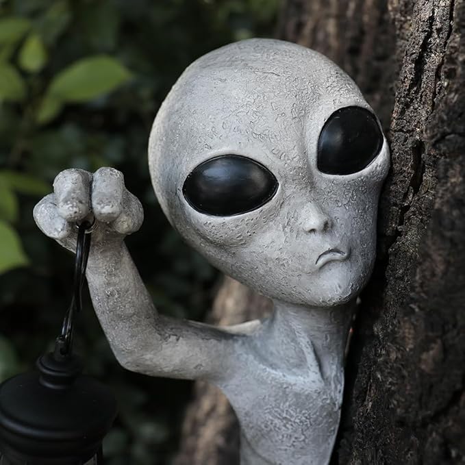 Alien Tree Hugger with Solar Lantern, Funny Alien Garden Statue Tree Peeker Resin Sculpture Outdoor Decor for Patio Lawn Yard Ornaments