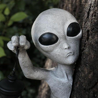 Alien Tree Hugger with Solar Lantern, Funny Alien Garden Statue Tree Peeker Resin Sculpture Outdoor Decor for Patio Lawn Yard Ornaments