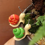 Set of 2 Cute Climbing Snail Statues Flower Pot Hugger, Resin Hanging Animals Figurine Outdoor Planter Pot Decorations for Home Garden Patio Lawn Yard Ornaments