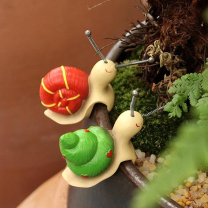Set of 2 Cute Climbing Snail Statues Flower Pot Hugger, Resin Hanging Animals Figurine Outdoor Planter Pot Decorations for Home Garden Patio Lawn Yard Ornaments