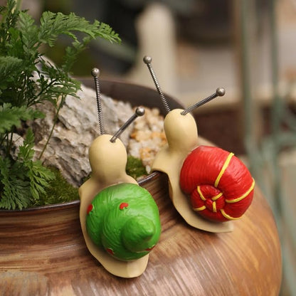 Set of 2 Cute Climbing Snail Statues Flower Pot Hugger, Resin Hanging Animals Figurine Outdoor Planter Pot Decorations for Home Garden Patio Lawn Yard Ornaments