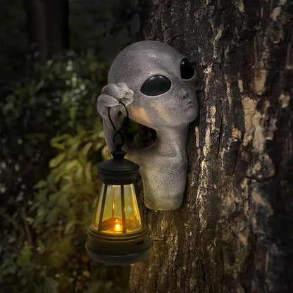 Alien Tree Hugger with Solar Lantern, Funny Alien Garden Statue Tree Peeker Resin Sculpture Outdoor Decor for Patio Lawn Yard Ornaments