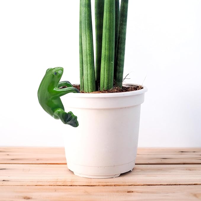 Mini Resin Frog Garden Statue Frog Flower Pot Hugger Figurines Planter Hanger Pot Plant Decoration Ornament for Fence Yard Lawn Balcony Patio Outdoor Indoor, for Family or Friends Gift