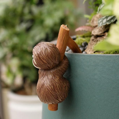 Cute Climbing Sloth Flower Pot Hugger Figurines Resin Hanging Animal Statue Planter Pot Decorations for Home Garden Fence Balcony Patio Lawn Yard Ornaments