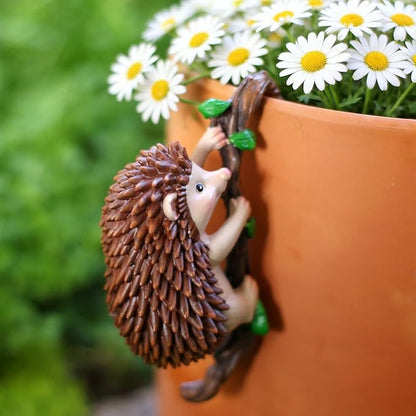 Cute Climbing Hedgehog Flower Pot Hugger Figurines Resin Hanging Animal Statue Planter Pot Decorations for Home Garden Fence Balcony Patio Lawn Yard Ornaments
