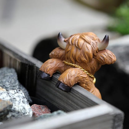 Set of 2 Cute Climbing Cow Flower Pot Hugger Figurines Resin Hanging Cow Statues Planter Pot Decorations for Home Garden Fence Balcony Patio Lawn Yard Ornaments
