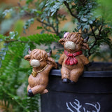 Set of 2 Cute Climbing Cow Flower Pot Hugger Figurines Resin Hanging Cow Statues Planter Pot Decorations for Home Garden Fence Balcony Patio Lawn Yard Ornaments