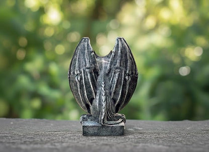 OLOMA Antique Style Gargoyle Statue Gothic Garden Decor Heavy Stone Outdoor Sculpture Aged Historic Look Mythical Guardian Weather Resistant Outdoor Indoor Decorative Accent for Entryway Patio Yard
