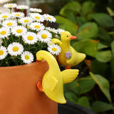 Set of 2 Cute Climbing Duck Statues Flower Pot Hugger, Resin Hanging Animals Figurine Outdoor Planter Pot Decorations for Home Garden Patio Lawn Yard Ornaments