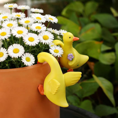 Set of 2 Cute Climbing Duck Statues Flower Pot Hugger, Resin Hanging Animals Figurine Outdoor Planter Pot Decorations for Home Garden Patio Lawn Yard Ornaments