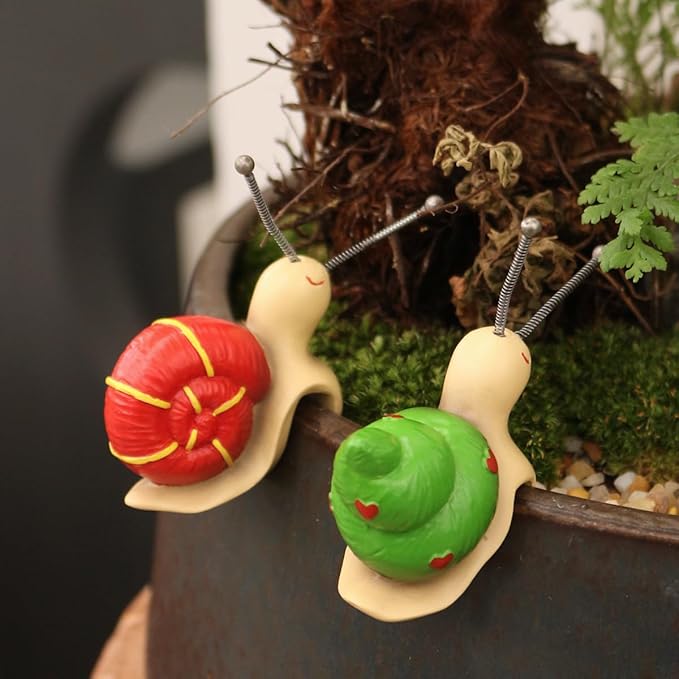 Set of 2 Cute Climbing Snail Statues Flower Pot Hugger, Resin Hanging Animals Figurine Outdoor Planter Pot Decorations for Home Garden Patio Lawn Yard Ornaments