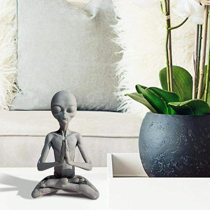 Zerodis Meditating Statue Garden Art Sculpture, Unique Retro Color Handmade with Environmentally Friendly Resin Indoor Outdoor Decor Gift (Meditation Alien)