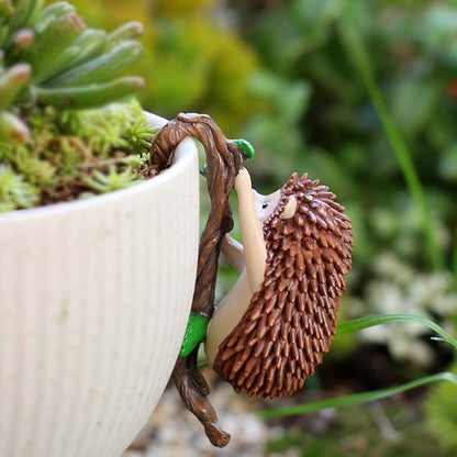 Cute Climbing Hedgehog Flower Pot Hugger Figurines Resin Hanging Animal Statue Planter Pot Decorations for Home Garden Fence Balcony Patio Lawn Yard Ornaments