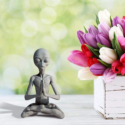 Zerodis Meditating Statue Garden Art Sculpture, Unique Retro Color Handmade with Environmentally Friendly Resin Indoor Outdoor Decor Gift (Meditation Alien)
