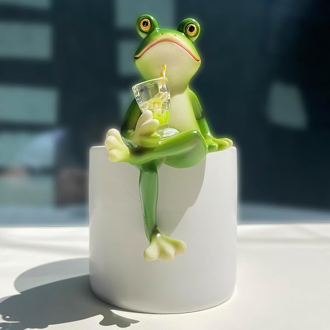 Funny Drinking Frog Statue Flower Pot Hugger Resin Hanging Frog Figurine Planter Pot Decorations for Home Garden Fence Balcony Patio Lawn Yard Ornaments (Drinking Juice)