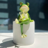Funny Drinking Frog Statue Flower Pot Hugger Resin Hanging Frog Figurine Planter Pot Decorations for Home Garden Fence Balcony Patio Lawn Yard Ornaments (Drinking Juice)