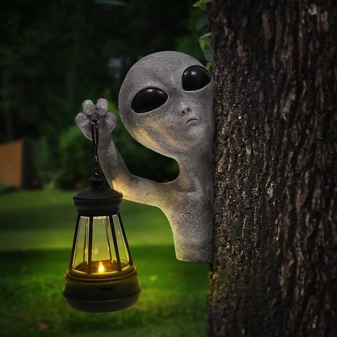 Alien Tree Hugger with Solar Lantern, Funny Alien Garden Statue Tree Peeker Resin Sculpture Outdoor Decor for Patio Lawn Yard Ornaments