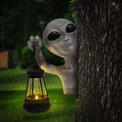 Alien Tree Hugger with Solar Lantern, Funny Alien Garden Statue Tree Peeker Resin Sculpture Outdoor Decor for Patio Lawn Yard Ornaments
