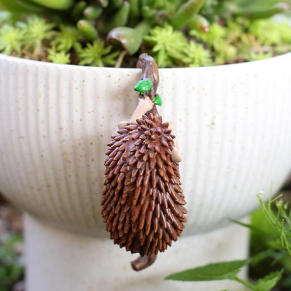 Cute Climbing Hedgehog Flower Pot Hugger Figurines Resin Hanging Animal Statue Planter Pot Decorations for Home Garden Fence Balcony Patio Lawn Yard Ornaments