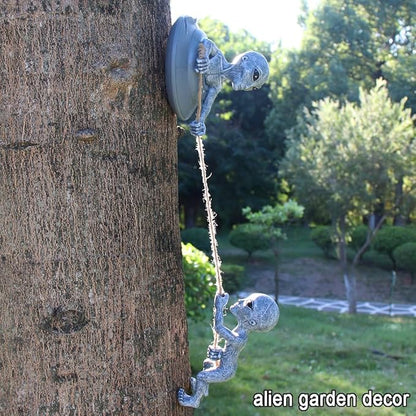 Alien Tree Huggers Decorations Tree Sculptures Figurines - Aliens Climbing Rope Statues for Garden Decor Outdoor Whimsical Tree Ornaments - 2pcs Dreamy Garden Yard Art Decoration