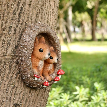 Mom and Baby Squirrel Tree Hugger Outdoor Tree Faces Decor, Resin Squirrel Figurine Garden Statues Whimsical Tree Peeker Sculpture for Patio Lawn Yard Porch Wall Ornaments
